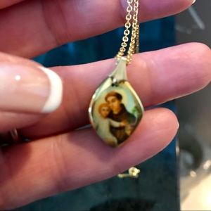 ☀️Religious pendant w/ 17 inch gold tone chain